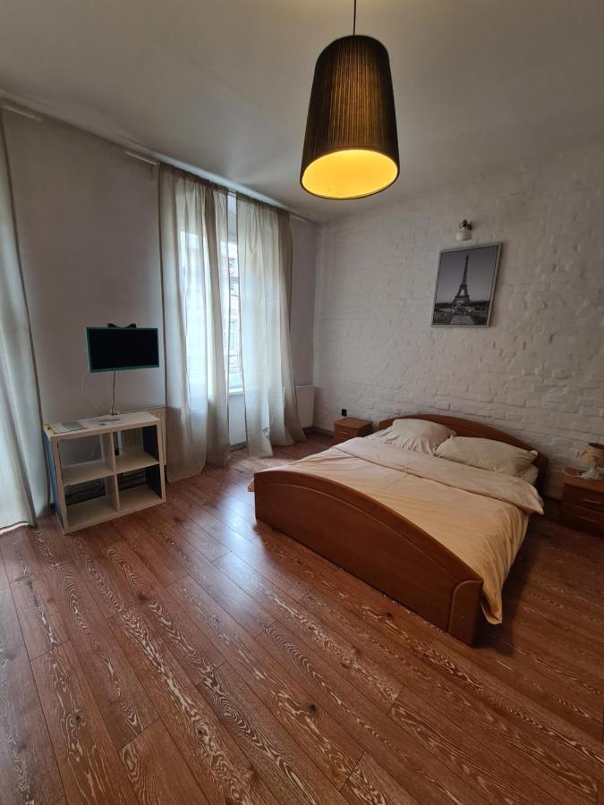 Pokój z łóżkiem typu king-size i balkonem